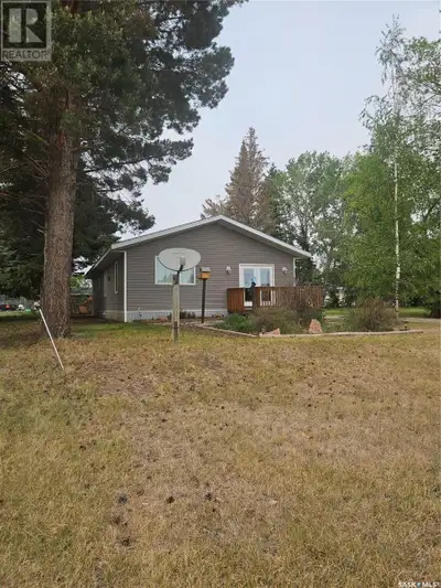 Discover easy single-level living at 526 Rupert Cr, Codette. This charming 1-bedroom, 1-bathroom bun...