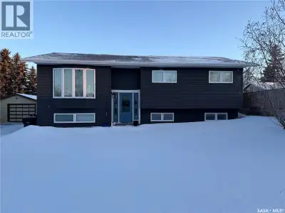 Come home to this amazing move-in ready bi-level. Located in a nice quiet neighbourhood, this home i...