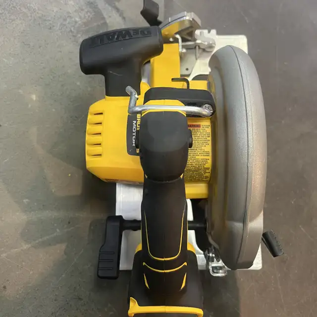 Dewalt DCS570 71/4" Cordless Circular Saw in Power Tools in Mississauga / Peel Region - Image 4