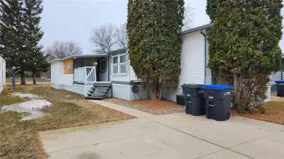 D25//Brandon/well kept 1220 sq ft Triple E Home, 3 bedroom 2 full bath Vaulted ceiling Built in 1998...