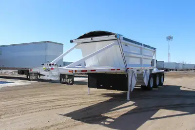 Available 2026-07-24. Gravel, Hopper, Tridem axle, Steel rims, 48 king pin, 2 x 6 planks, Tarp: Mesh...