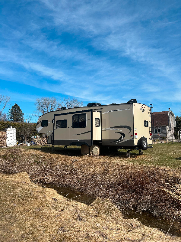 Fifth weel hideout 2017 33 pieds dans VR et caravanes  à Laval/Rive Nord - Image 2