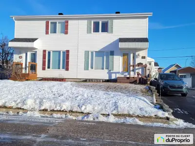 RARE 4 CHAMBRES! : Jumelé Rénové, Cour Clôturée, Rangement Maximal et Secteur Familial Recherché. L'...