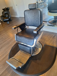 Barber chair with antifatigue mat