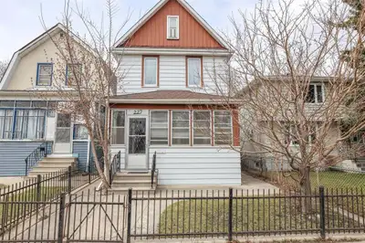 2B//Winnipeg/S/S Thursday May 7, Open house Saturday May 9, 1:00 pm to 3:00 pm. Offers reviewed Tues...