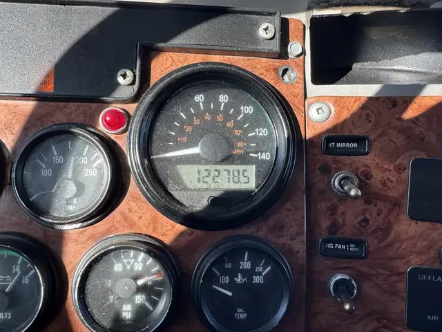 2005 PETERBILT 335 in Heavy Trucks in Saskatoon - Image 19