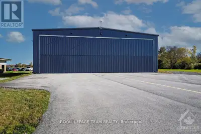 Warehouse/Hangar for sale! Conveniently located 30 minutes from downtown Ottawa and 10 minutes from...