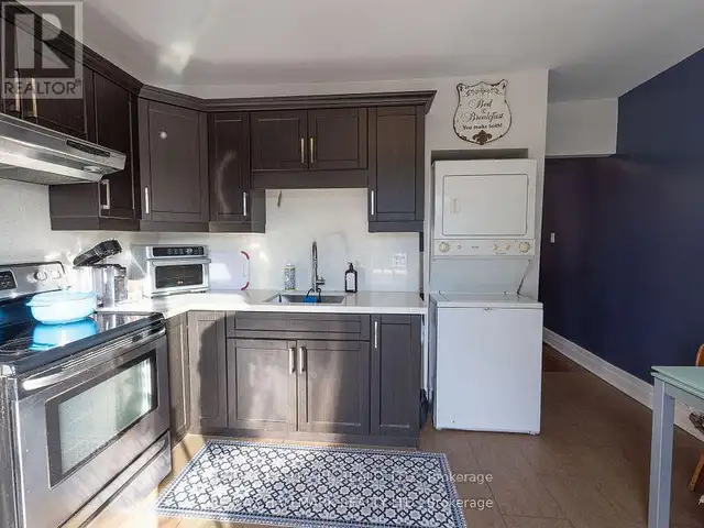 UPPER - 18 PAPE AVENUE Toronto (South Riverdale), Ontario in Long Term Rentals in City of Toronto - Image 4