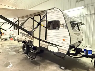 2019 Jayco J-Flight Baja SLX, model 175RD. This is a lightweight Baja-style travel trailer that has...