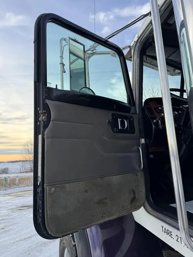 2005 PETERBILT 378 in Heavy Trucks in Saskatoon - Image 13