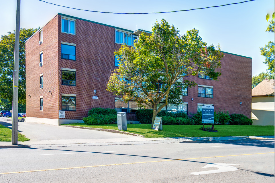 SPACIOUS 1 & 2 BEDROOM APTS AVAILABLE NOW! in Long Term Rentals in St. Catharines