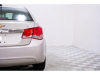 La Chevrolet Cruze 2014 est une berline compacte qui se distingue par sa fiabilité, son efficacité é... (image 7)