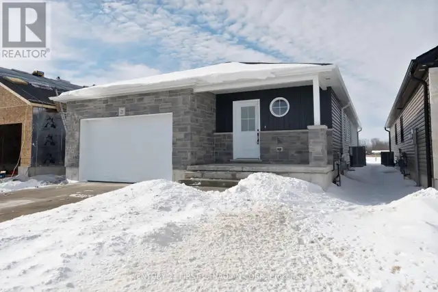 29 SHELDABREN STREET North Middlesex (Ailsa Craig), Ontario in Houses for Sale in Grand Bend - Image 4