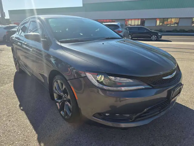 2015 Chrysler 200605936800770959368
