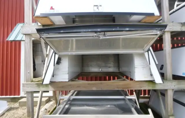 2014 - 2018 GMC Sierra or Chevrolet Silverado 6'6 White Leer in Other Parts & Accessories in Kitchener / Waterloo - Image 4