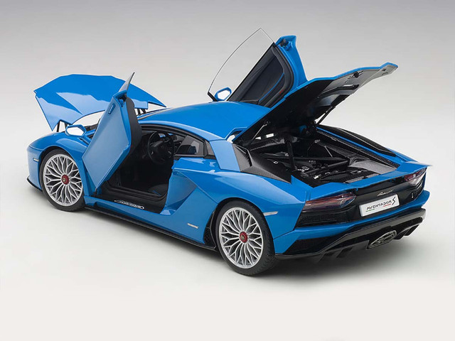 LAMBORGHINI AVENTADOR S BABY BLUE 1:18 SCALE BY AUTOART MODELS in Arts & Collectibles in City of Toronto - Image 4