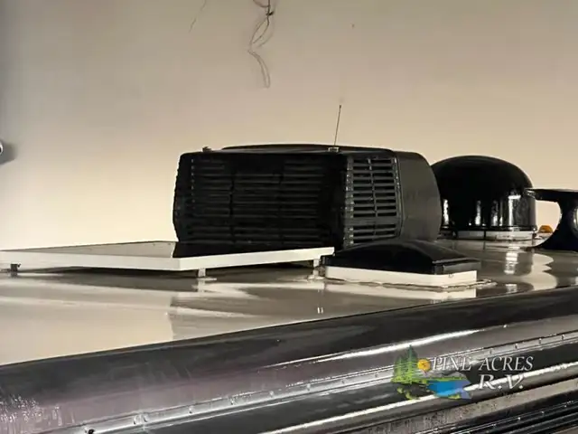 2013 Fleetwood RV Discovery 40X Diesel 057,684 Miles in RVs & Motorhomes in Moncton - Image 60