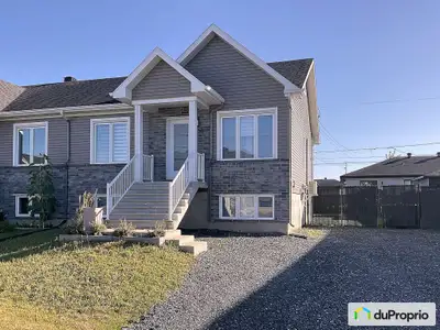À vendre, superbe jumelé moderne au 2350, rue du Troubadour, Drummondville. Découvrez ce magnifique...