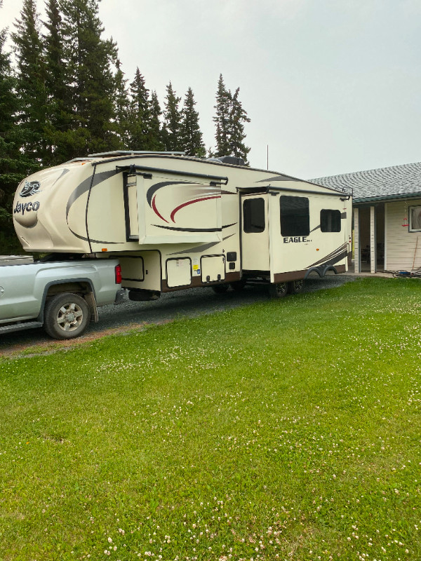 2015 5th Wheel Trailer in Travel Trailers & Campers in Prince George - Image 4