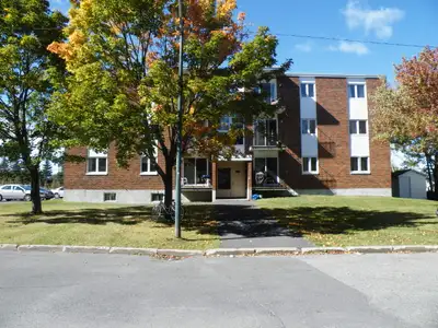 Disponible à partir du 1er août 2026 Appartement 6640 rue des Camomilles, 4 1/2 situé au 3e étage. P...