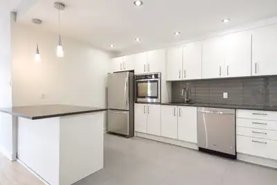 Semi-renovated Akelius one bedroom apartment for rent. Located near Sherbrooke in the Downtown - McG...