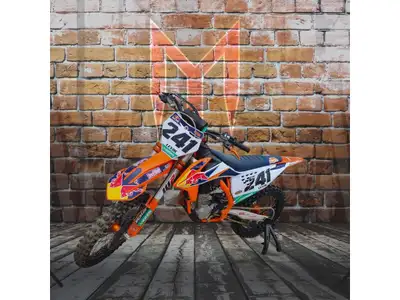 2020 KTM 450 SX-F FACTORY EDITION LIQUIDATION Une moto de motocross de haut niveau, la KTM 450 SX-F...