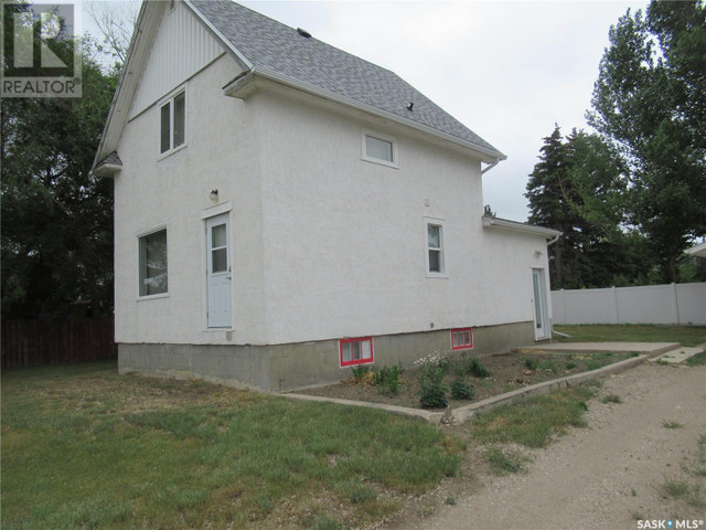 308 Railway AVENUE Kindersley, Saskatchewan in Houses for Sale in Saskatoon - Image 2