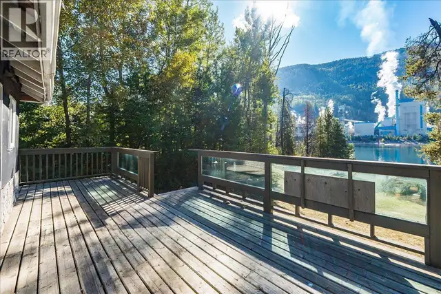 3788 Broadwater Road Castlegar, British Columbia in Houses for Sale in Nelson - Image 25