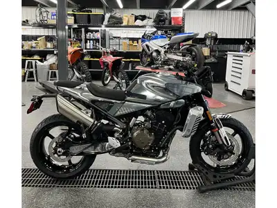 2025 Husqvarna SVARTPILEN 801 Husqvarna SVARTPILEN 801 2025 Les photos peuvent être à titre indicati...