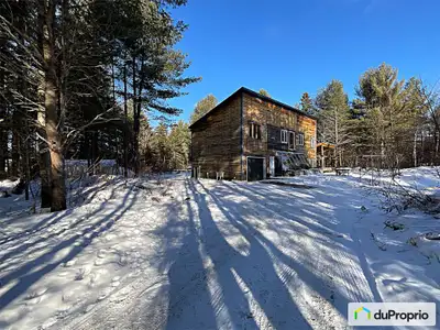 Située sur un terrain de 412000 pieds carrés en pleine forêt, cette propriété offre un cadre de vie...