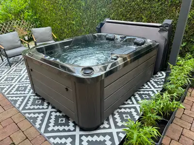 3 PUMP BENCH HOT TUB FOR SALE, View more