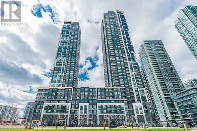 Welcome to this spacious 597 sq. ft. condo located in the heart of downtown Mississauga With Lake On...