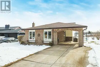 Welcome to 3144 Rapelje Street in Niagara Falls! This adorable and charming back split backs right o...