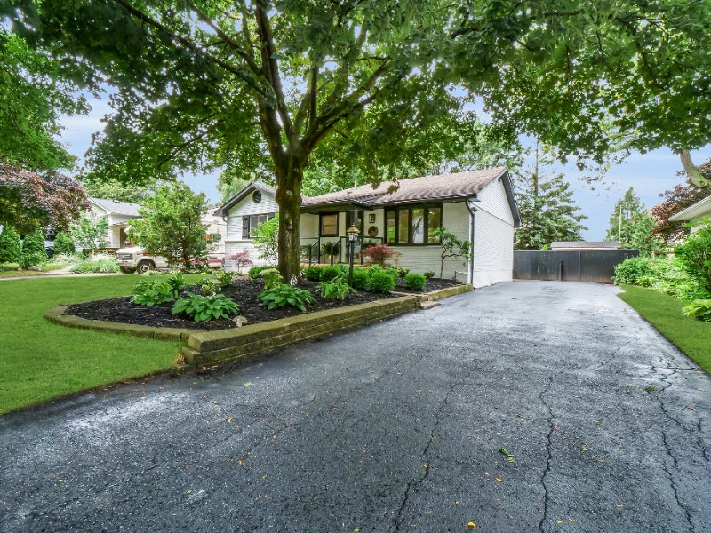 Are you searching for an updated bungalow? Look no further! Houses