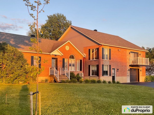 $825,000 - Bungalow for sale in Granby — photo 1
