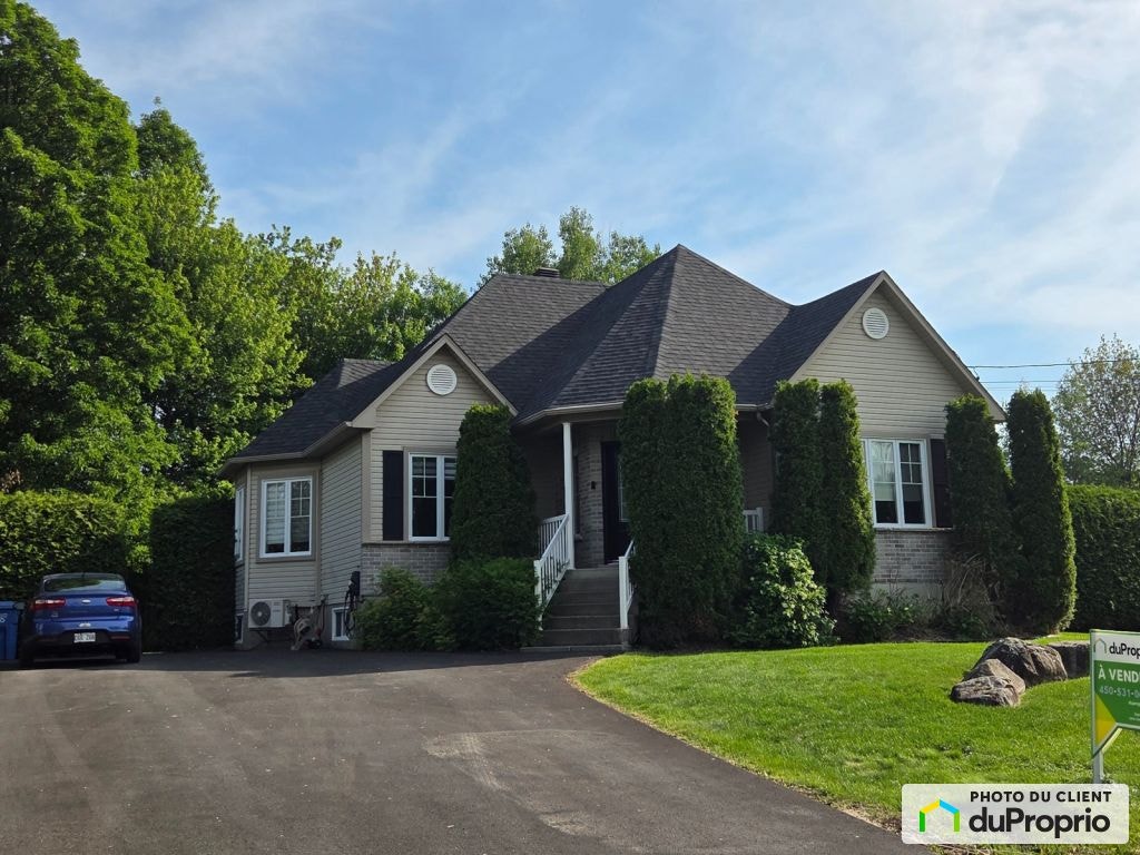 $679,000 - Bungalow for sale in Granby — photo 1