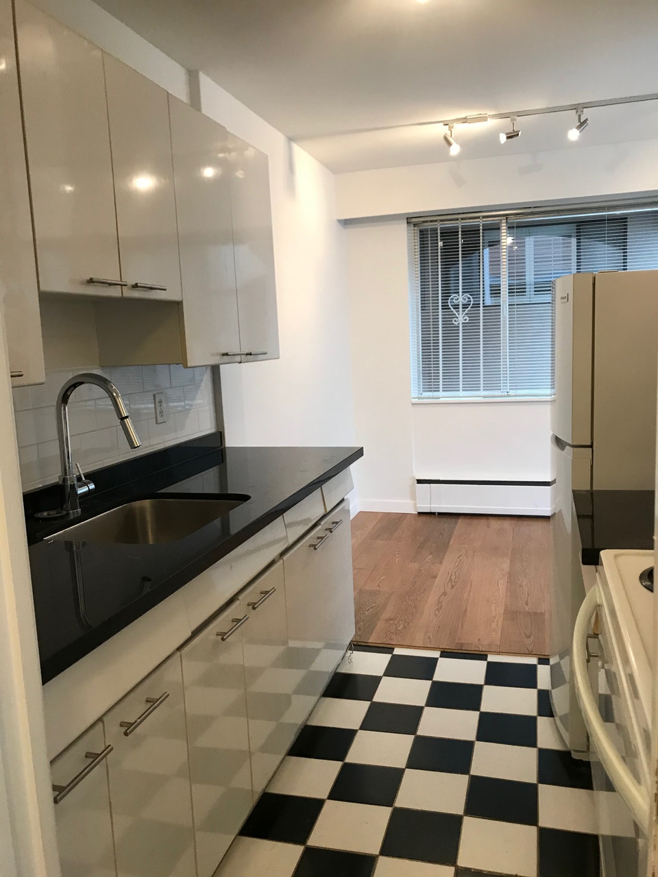 Bright, spacious one bedroom close to Stanley Park 2
