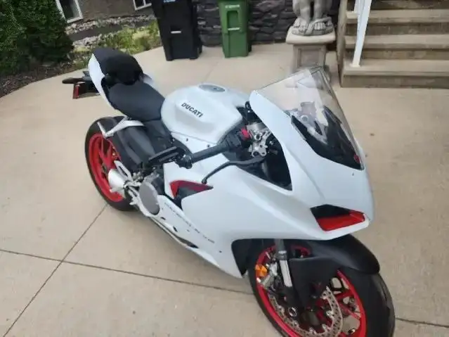 2021 DUCATI PANIGALE V2 (FINANCING AVAILABLE) in Sport Bikes in Strathcona County - Image 3