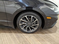 Meet the 2020 Hyundai Sonata 1.6T Luxury, a black-front-wheel-drive marvel that promises dynamic han... (image 9)