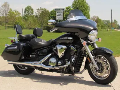 Cobra Exhaust, Ultimate Seat, Fairing with Bluetooth - Powerful Engine This super nice 2015 V-Star D...