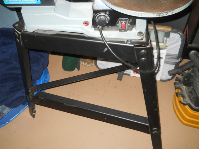 16"scroll saw var speed on stand hardly ever used, in Hobbies & Crafts in Renfrew - Image 2