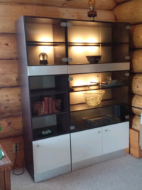 4 lighted wall cabinets