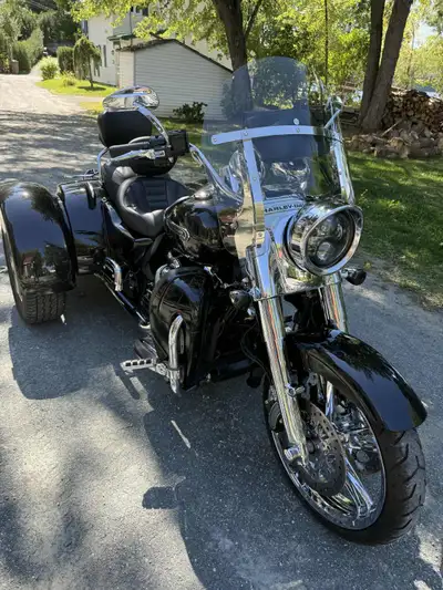Harley Davidson Freewheeler 2016. 103 pc. Noir métalique, très propre. Poignées chauffantes, Radio....