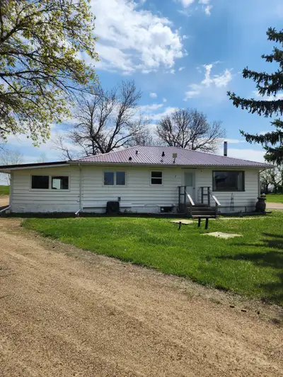 Fully Furnished Country Living- 3 Bedroom House on 8.7 acres Location - Ernfold Saskatchewan. Betwee...