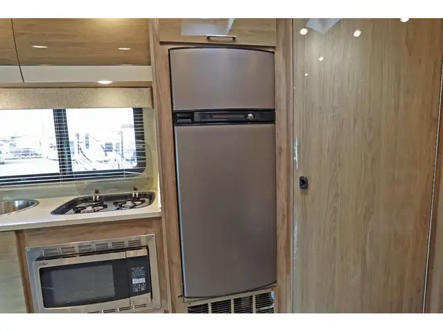 2020 Entegra Coach Qwest 24L 1 extension mercedes turbo diesel S in RVs & Motorhomes in Laval / North Shore - Image 17