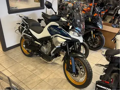 CFMOTO IBEX 800 EXPLORE 2025 Moteur bicylindre 799cc 94hp, 56.8lb pi Ecran MMI de 8 pouces Béquille...