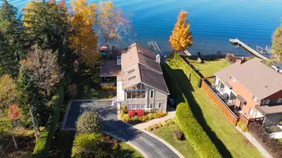 Découvrez cette superbe propriété avec garage située directement sur les rives du lac Magog! Terrain...