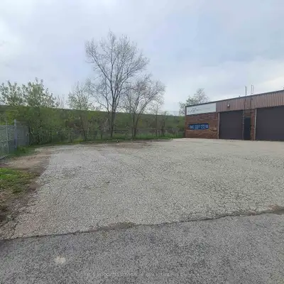 Location: Bronte St N / Main St E Monthly Rent: $2900 + Tmi Total Area: 1600 Sq Ft Office: 40% Indus...