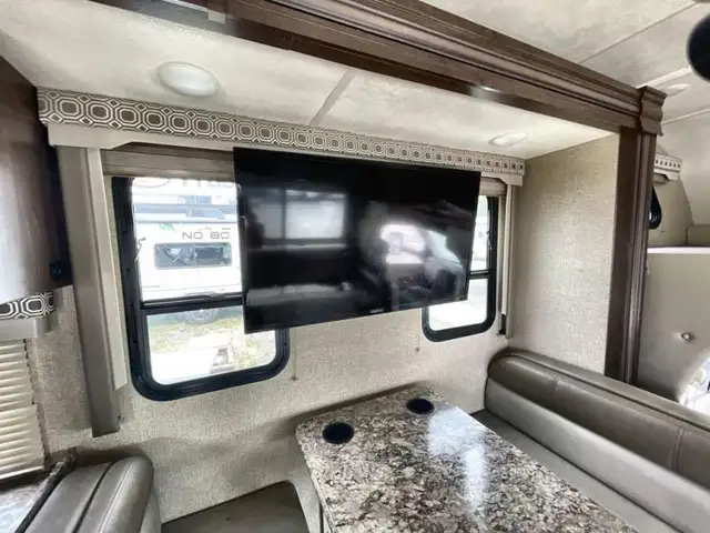 2020 Thor Motor Coach Chateau 28Z in RVs & Motorhomes in Kamloops - Image 14
