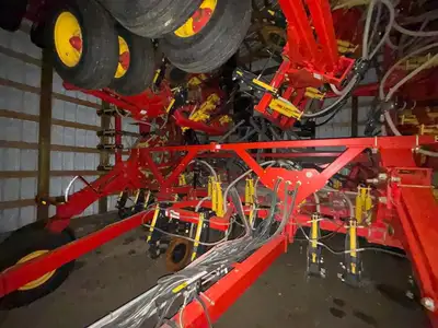 2013 Bourgault 6550ST with 2012 5810 Drill, 62, 10 spacing, MRB, 3 rubber packers. Tank has Ag Cam c...